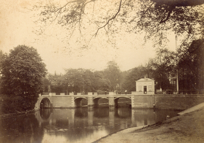 222827 Gezicht op de Tolsteegbrug over de Stadsbuitengracht te Utrecht.